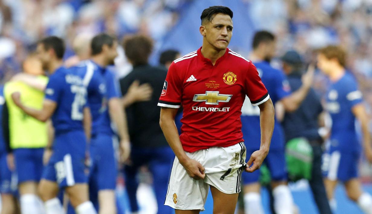 Striker Manchester United, Alexis Sanchez, tampak kecewa usai dikalahkan Chelsea pada laga final Piala FA 2017-2018 di Stadion Wembley, Sabtu (19/5/2018). Chelsea menang 1-0 atas Manchester United. (AFP/Ian Kington)
