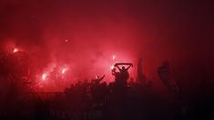 Ribuan The Jakmania akhirnya kembali hadir di stadion memberikan dukungan langsung pasukan Thomas Doll saat laga uji coba melawan Sabah FC di Stadion Patriot Candrabhaga, Bekasi, Minggu (5/6/2022). (Bola.com/Ikhwan Yanuar)