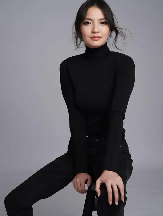 Raline Shah dibalut outfit serba hitam. Warna hitam memang tak pernah salah. Raline di sini mengenakan turtleneck dipadunya secara kasual dengan celana jeans yang juga berwarna hitam. [Foto: Instagram/ralineshah]