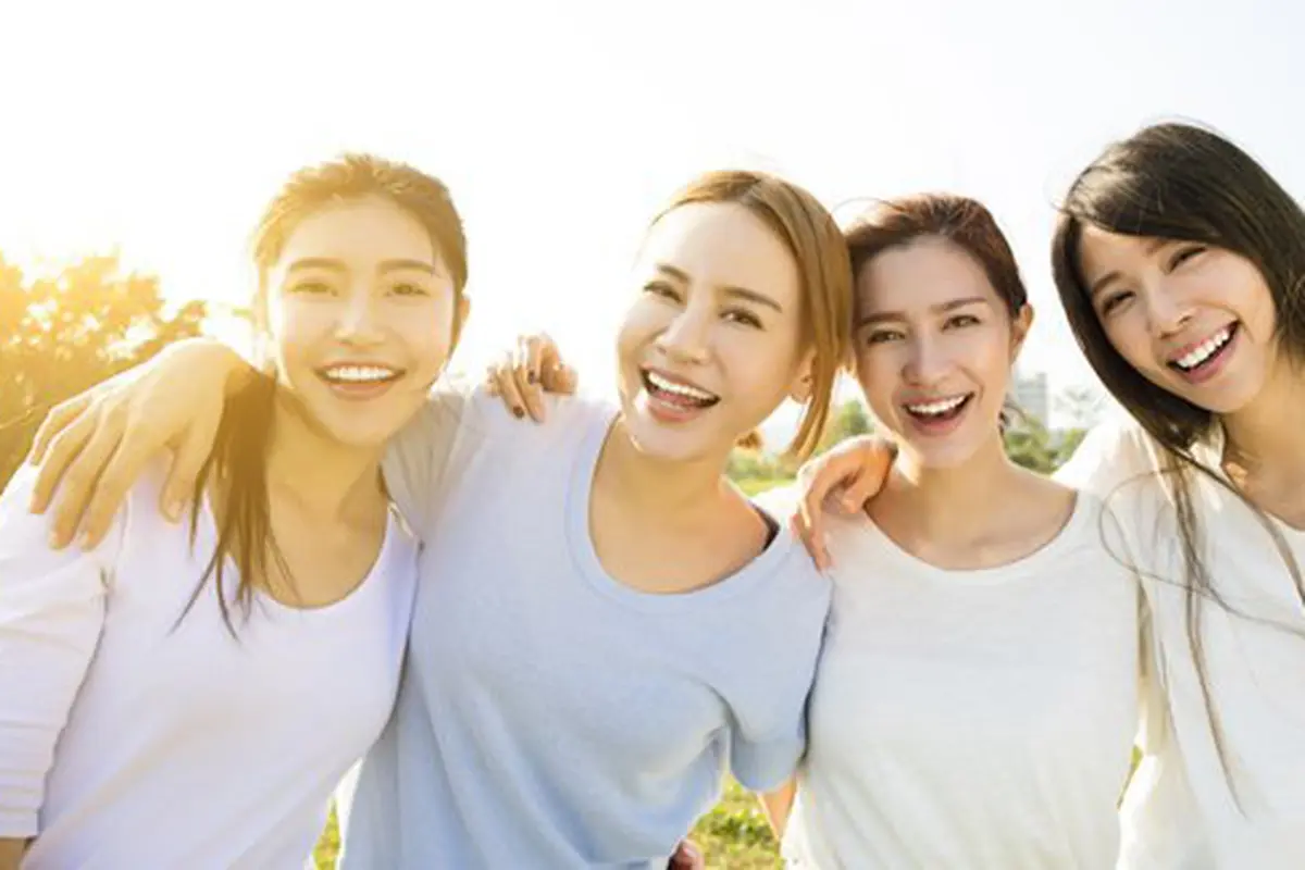 Persahabatan antar perempuan./Copyright shutterstock.com