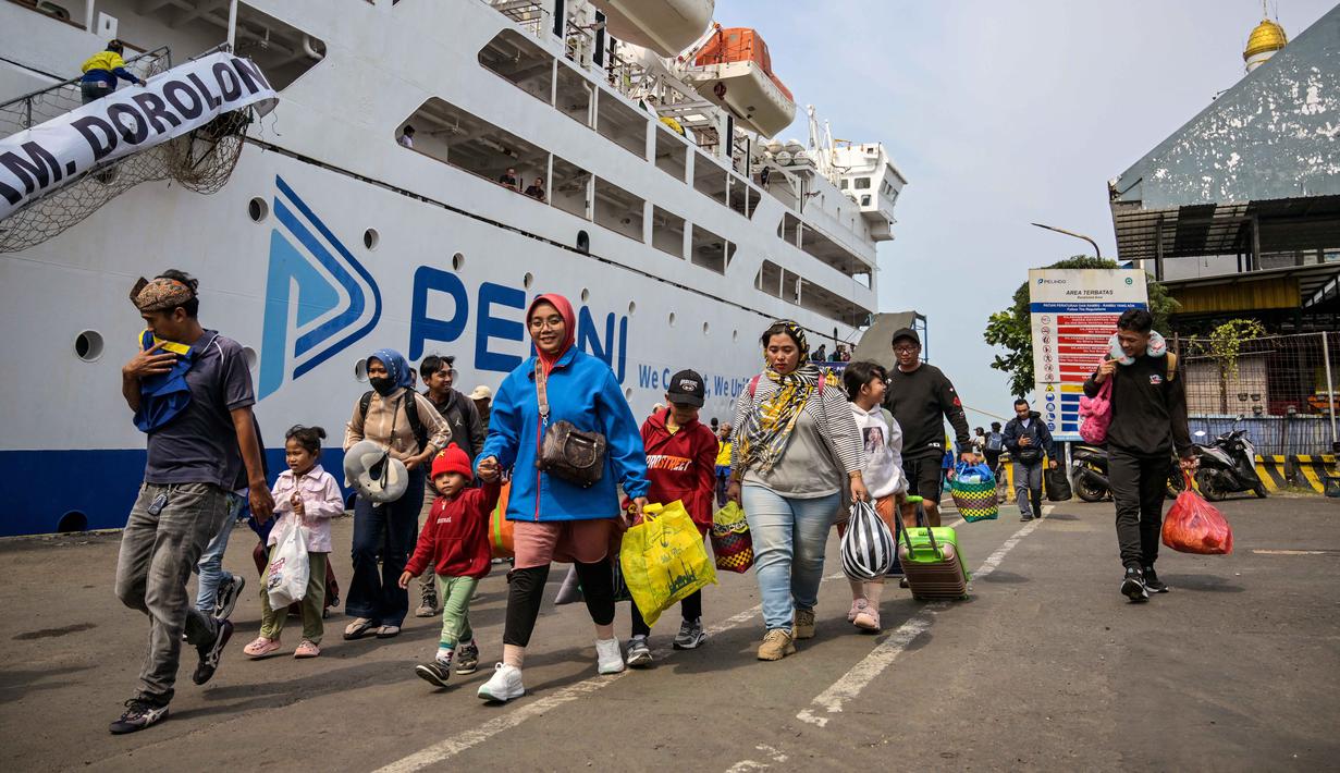 Angka ini mengalami kenaikan 17,40 persen dari total penumpang masa Angkutan Lebaran 2025. Tampak dalam foto, para penumpang berjalan meninggalkan kapal di pelabuhan Perak, Surabaya, Jawa Timur pada Minggu 15 Maret 2026. (JUNI KRISWANTO/AFP)