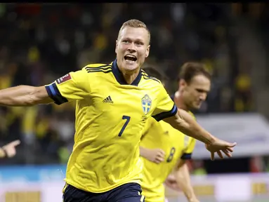 Pemain Swedia Viktor Claesson melakukan selebrasi usai mencetak gol ke gawang Spanyol pada pertandingan Grup B kualifikasi Piala Dunia 2022 di Friends Arena, Stockholm, Swedia, Kamis (2/9/2021). Swedia menang 2-1. (Nils Petter Nilsson/TT News Agency via AP)
