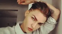 Model Wanita Ini Berdandan Mirip Justin Bieber dan Punya Fans 