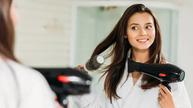 Ilustrasi wanita mengeringkan rambut