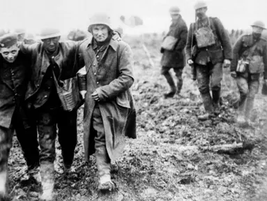 Tentara Jerman membawa tentara Kanada yang terluka dalam pertempuran Vimy selama Perang Dunia I di Prancis. Perang Dunia I berlangsung pada 28 Juli 1914 sampai 11 November 1918. (AP Photo, File)