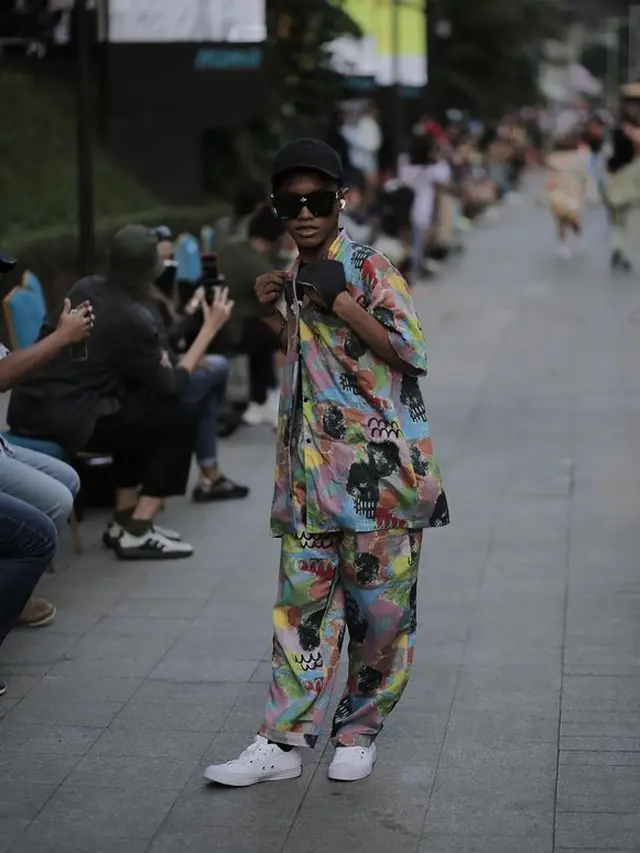 6 Potret Bonge dan Geng Citayam Fashion Week Catwalk Beneran, Bak Model Profesional