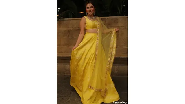 Hadiri 'Henna Night' Tania Nadira, Ini 6 Gaya Ayu Ting Ting Saat Pakai Busana Khas Bollywood