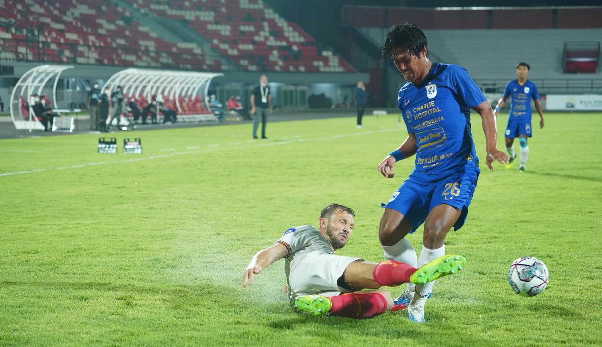 PSIS tak tinggal diam. Hanya butuh lima menit bagi mereka untuk menyamakan kedudukan. Blunder Otavio Dutra berhasil dimanfaatkan Eka Febri menjadi gol. Skor sama kuat 1-1 menutup babak pertama. (Dok Persija)