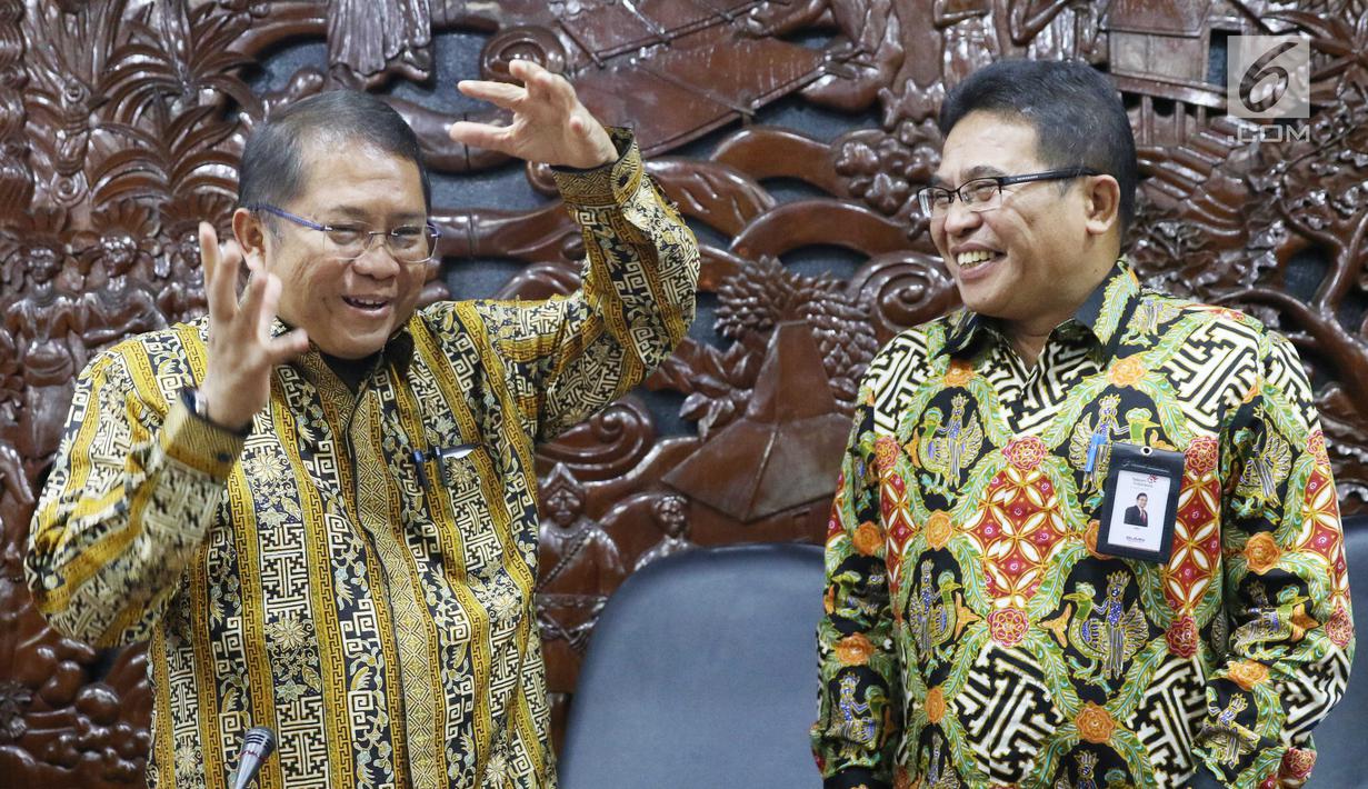 Menkominfo Rudiantara dan Dirut PT Telkom Indonesia (Persero) Tbk Alex Sinaga berbincang saat menyelenggarakan konferensi pers mengenai pemulihan layanan akibat terganggunya satelit Telkom 1, Jakarta, Selasa (12/9). (Liputan6.com/Angga Yuniar)