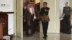 Presiden Joko Widodo menyambut kedatangan Menteri Luar Negeri Arab Saudi Adel bin Al-Jubeir dan rombongannya di Istana Kepresidenan Bogor, Senin (22/10). Pertemuan tersebut berlangsung tertutup. (Liputan6.com/Angga Yuniar)