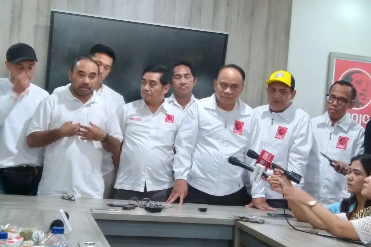 Relawan Pro Jokowi (Projo) menerima kedatangan Relawan Prabowo 08 di kantor DPP Projo, Pancoran, Jakarta, pada Kamis (6/7/2023).