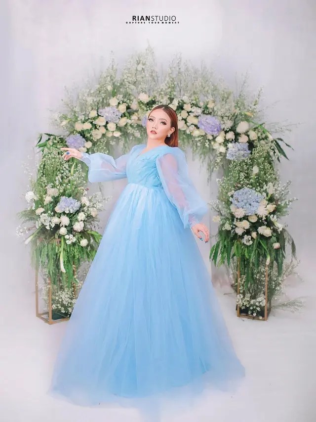 Gaya Pemotretan Syahiba Saufa dengan Gaun Biru Muda, Bak Cinderella. (Sumber: Instagram/riandypratama.id)