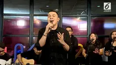 Selain memperkenalkan lagu terbarunya, Tulus pun mendendangkan lagu Sewindu di #KLYLounge.