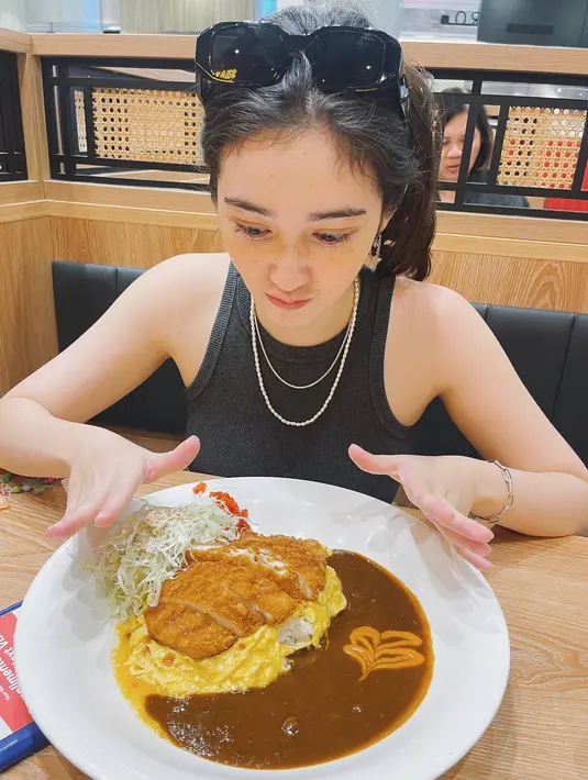 Selain seru menikmati momen jalan-jalan, pemain sinetron Heart Series juga menikmati kuliner di Negeri Singa tersebut. Banyak para seleb Indonesia yang mengunjungi Singapura untuk mencici kuliner di sana. (Liputan6.com/IG/@rantymaria)