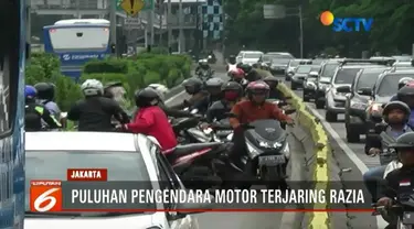 Puluhan pengendara motor panik dan nekat melawan arus saat melihat ada razia lalu lintas di kawasan Jatinegara, Jakarta Timur.