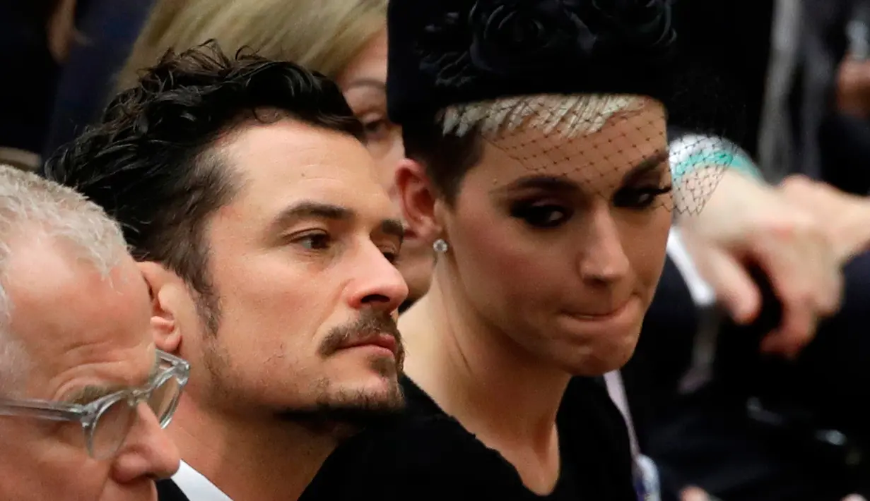 Penyanyi Katy Perry (kanan) bersama Orlando Bloom (tengah) menghadiri audiensi oleh Paus Francis untuk peserta dalam konferensi medis "Bersatu untuk Menyembuhkan" tentang obat untuk kanker di aula Paul VI, Vatikan, (28/4). (AP Photo/Alessandra Tarantino)