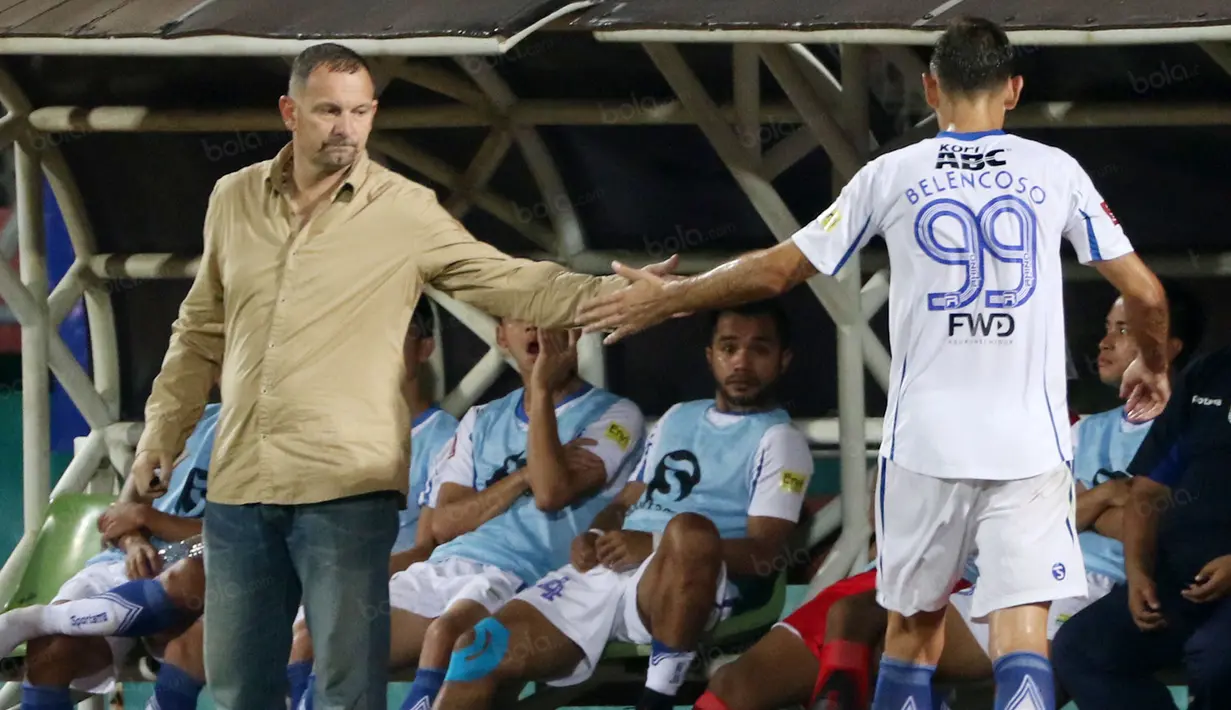 Dejan Antonic dengan bersalaman dengan Juan Belencoso yang diganti saat melawan Bhayangkara Surabaya United di Stadion Gelora Delta Sidoarjo, Sabtu (11/6/2016). (Bola.com/Nicklas Hanoatubun)
