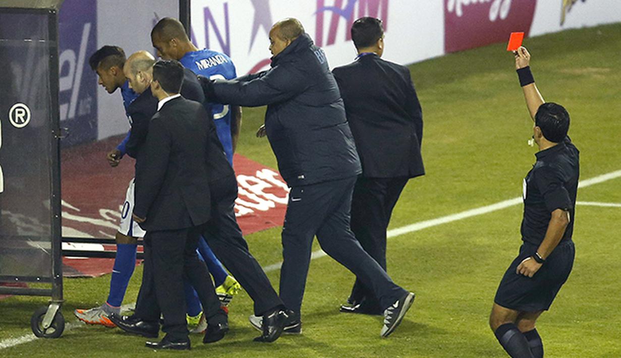 Enrique Osses wasit asal Cile memberi kartu merah pada Neymar. (EPA/Carlos Succo)