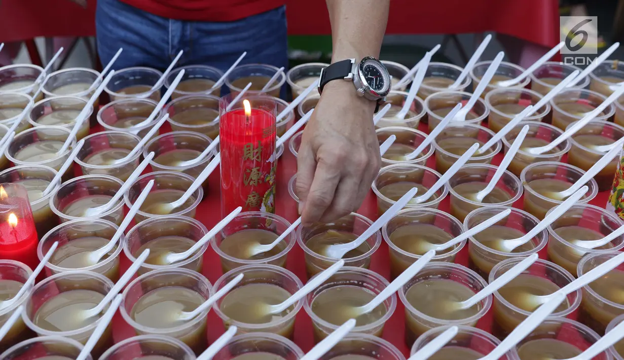 Salah satu minuman untuk berbuka puasa tersaji di Vihara Dharma Bakti di kawasan Petak Sembilan, Jakarta, Jumat (10/5/2019). Beragam menu makanan dan minuman khas untuk berbuka puasa disediakan secara gratis oleh komunitas muslim Tionghoa-Indonesia. (Liputan6.com/Helmi Fithriansyah)