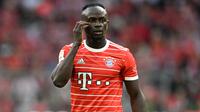 Sebagai salah satu tim elite di Eropa, Bayern Munchen kerap disinggahi para pemain haus gol dari musim ke musim. Tercatat ada beberapa pemain yang mampu tampil tajam dengan mencetak banyak gol bersama Bayern Munchen di musim pertamanya. Musim 2022/2023 ini Munchen kedatangan Sadio Mane yang sebelumnya berseragam Liverpool untuk menggantikan peran Robert Lewandowski yang hijrah ke Barcelona. Mampukah Mane yang kini sudah mengemas 5 gol dari 9 laga bergabung dengan deretan 5 pemain berikut yang mampu mencetak banyak gol di musim pertamanya? (AFP/Christof Stache)