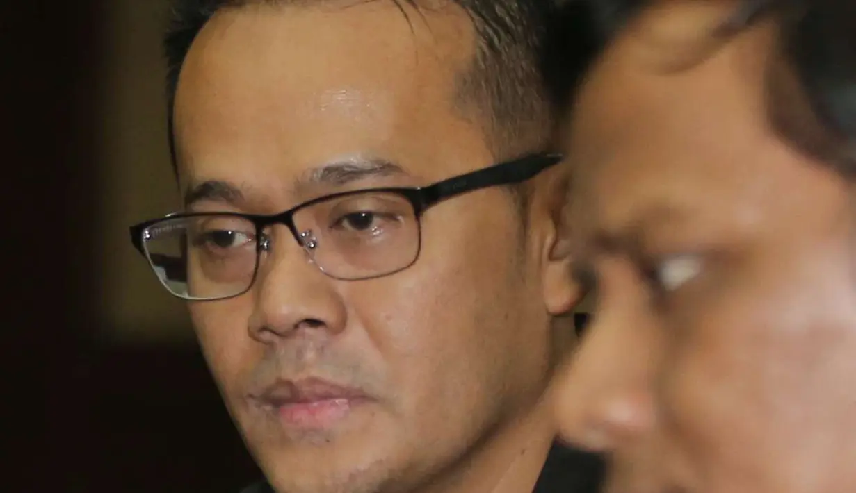 Tersangka kasus suap Fahmi Darmawansyah usai menjalani sidang perdana di Pengadilan Tindak Pidana Korupsi (Tipikor) Jakarta, Senin (13/3). Selama persidangan, Fahmi ditemani istrinya, Inneke Koesherawati. (Liputan6.com/Helmi Afandi)
