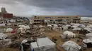 Sebuah foto menunjukkan tenda-tenda penampungan keluarga-keluarga Palestina yang mengungsi, didirikan di sepanjang pantai Kota Gaza saat angin musim dingin yang kencang menerpa wilayah tersebut pada Selasa 13 Januari 2026. Musim dingin menjadi ancaman nyata bagi para pengungsi Palestina di Jalur Gaza. (Omar AL-QATTAA/AFP)