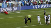 Kiper Islandia, Hannes Halldorsson, menepis penalti bintang Argentina, Lionel Messi,  pada laga Grup D Piala Dunia di Stadion Spartak, Moskow, Sabtu (16/6/2018). Islandia bermain imbang 1-1 dengan Argentina. (AP/Rebecca Blackwell)