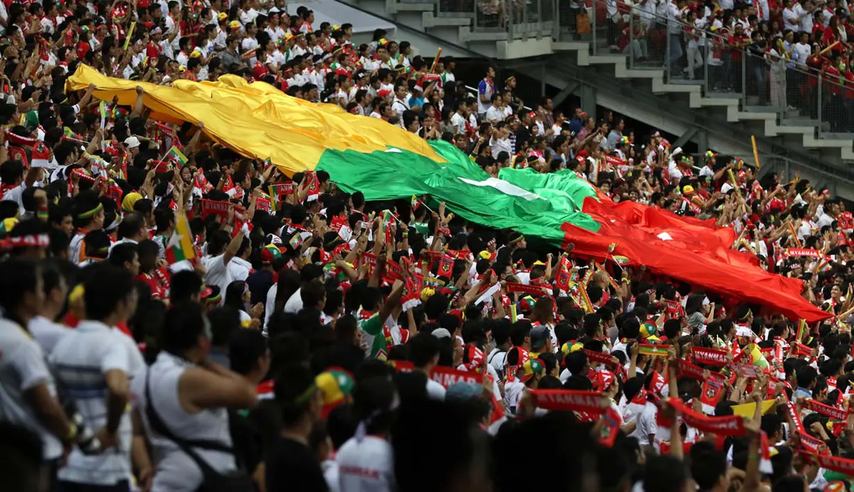 Pendukung Myanmar saat final sepak bola antara Thailnad U-23 melawan Myanmar U-23. (Bola.com/Arief Bagus)