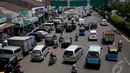 Sejumlah kendaraan roda empat masih memarkir kendaraannya di bahu jalan Pramuka Jakarta Timur, Senin (22/9/2014) (Liputan6.com/Johan Tallo)