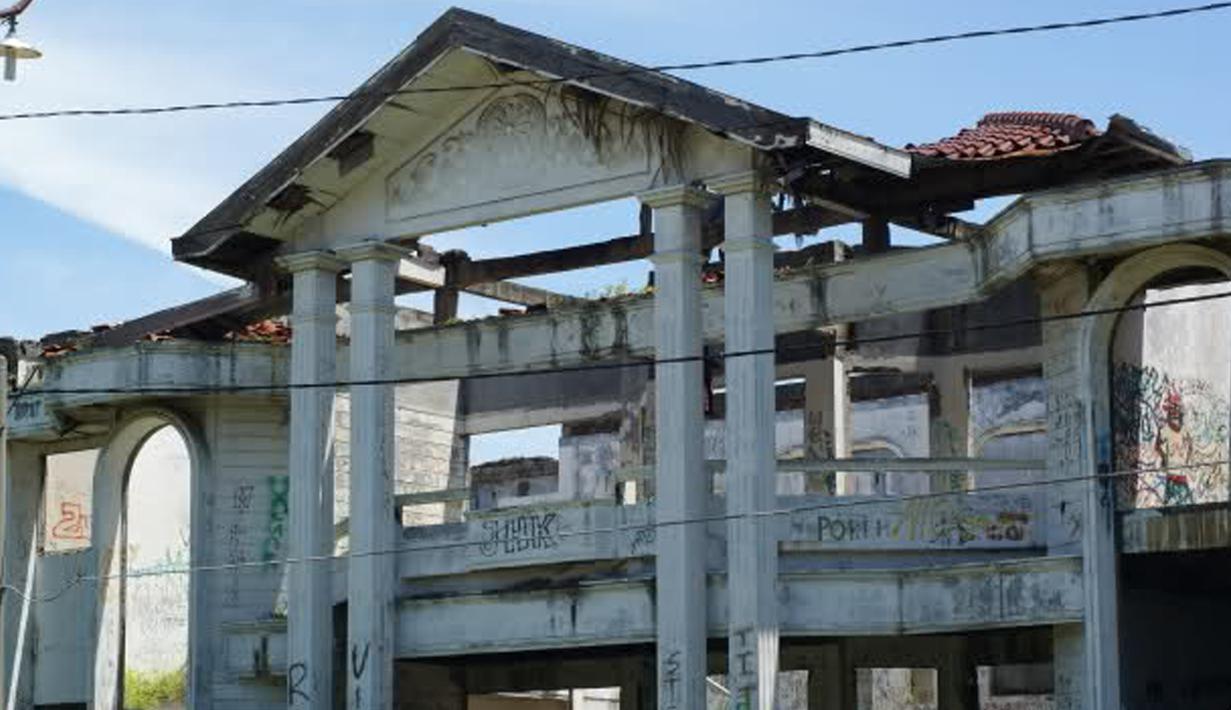 Konon rumah di Pondok Indah ini menjadi angker karena pernah terjadi pembunuhan di rumah tersebut. Rumor yang beredar, Tukang nasi goreng pernah dikabarkan hilang di sekitar lokasi. (Istimewa)