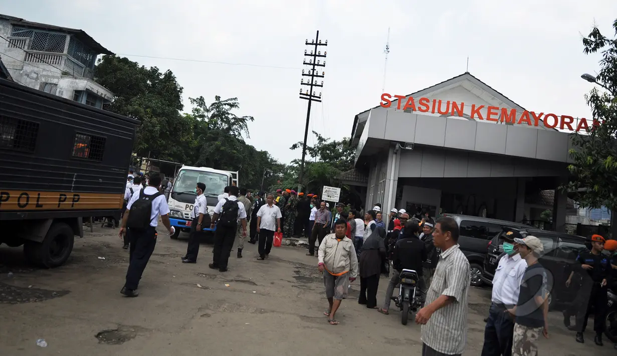 Suasana kawasan Stasiun Kemayoran saat penggusuran, Jakarta, Senin (9/3/2015).  Pembongkaran sembilan rumah warga yang masih berdiri di kawasan Stasiun kemayoran dilakukan oleh tim gabungan PT KAI. (Liputan6.com/Faizal Fanani)