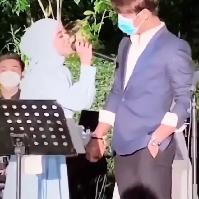 6 Potret Rizky Billar dan Lesty Kejora di Resepsi Pernikahan Ali dan Margin Wieheerm