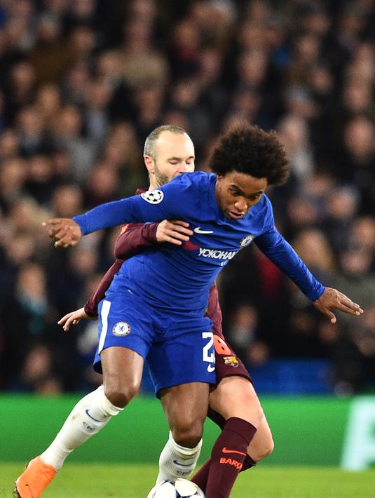 Gelandang Chelsea, Willian, berusaha melewati gelandang Barcelona, Andres Iniesta, pada laga Liga Champions di Stadion Stamford Bridge, London, Selasa (20/2/2018). Hingga babak pertama usai kedudukan masinh imbang 0-0. (AFP/Glyn Kirk)