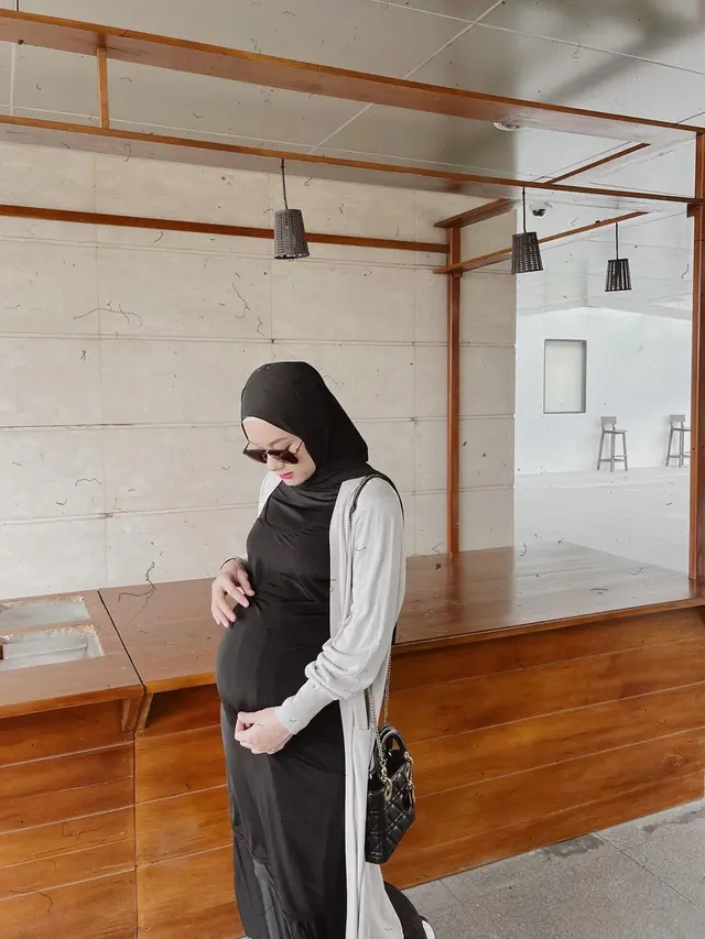 Inspirasi Outfit Fresh Minimalis Dinda Hauw dengan Serba Hitam