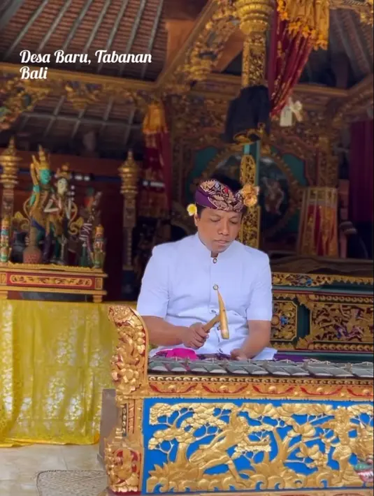Arie Kriting tampil mengenakan baju safari lengkap dengan kamen dan udeng khas Bali.  [Foto: IG/indahpermatas].