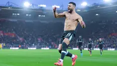Pemain Liverpool, Mohamed Salah, melakukan selebrasi setelah mencetak gol ke gawang Southampton pada laga Liga Inggris pekan ke-12 di St Mary’s Stadium, Minggu (24/11/2024) malam WIB. (AP Photo/Sean Ryan)