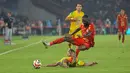 Hingga peluit akhir dibunyikan, tidak ada lagi gol yang tercipta dari kedua tim. Persija unggul 3-0 atas Persebaya. Tampak dalam foto, penyerang Sayap Kanan Persija, Allano Brendon De Souza Lima melompat menghindari tekel pemain Persebaya pada pertandingan pekan ke-27 BRI Super League 2025/2026 di Stadion Utama Gelora Bung Karno (SUGBK), Jakarta, Sabtu (11/4/2026). (Bola.com/Bagaskara Lazuardi)