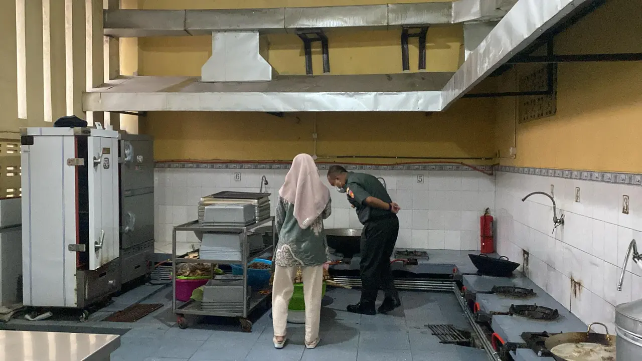 Dandim 0722/Kudus, Letkol Inf Hermawan Setya Budi sidak ke dapur SPPG Jepangpakis dan memeriksa kualitas bahan makanan. (Liputan6.com/Arief Pramono)