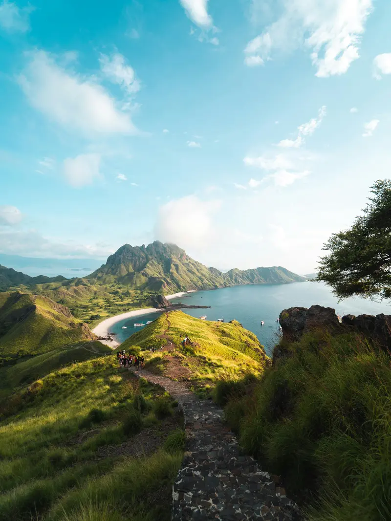 Langit Nusa Tenggara, Indonesia dengan sedikit tutupan awan