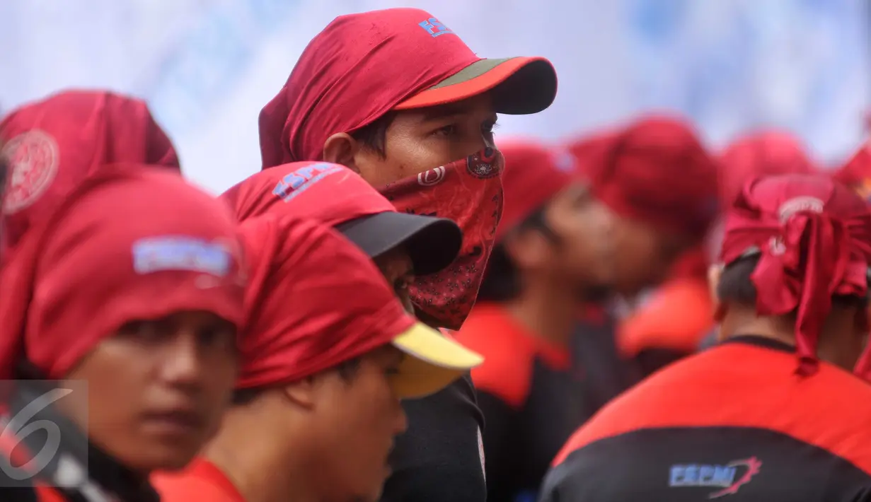 Seorang buruh ikut ambil bagian menggelar unjuk rasa di depan Mahkamah Konstitusi, Jakarta, Jumat (22/7). Para buruh menolak UU Pengampunan Pajak (Tax Amnesty) karena dianggap hanya menguntungkan para pengemplang pajak. (Liputan6.com/Gempur M Surya)