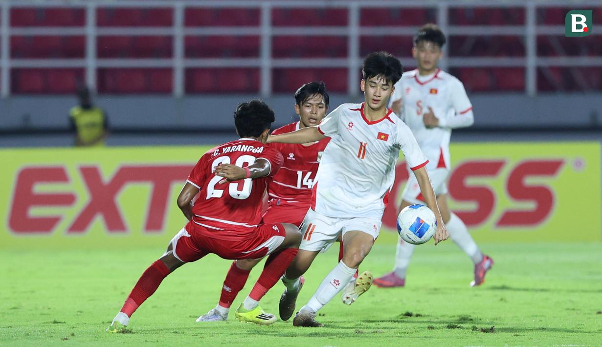 Pemain Vietnam U-17, Nguyen Van Duong (kedua kanan) menggiring bola melewati pemain Timnas Indonesia U-17 dalam laga Grup A Piala AFF U-17 2026 di Stadion Gelora Delta Sidoarjo, Sidoarjo, Jawa Timur, Minggu (19/04/2026). (Bola.com/M Iqbal Ichsan)