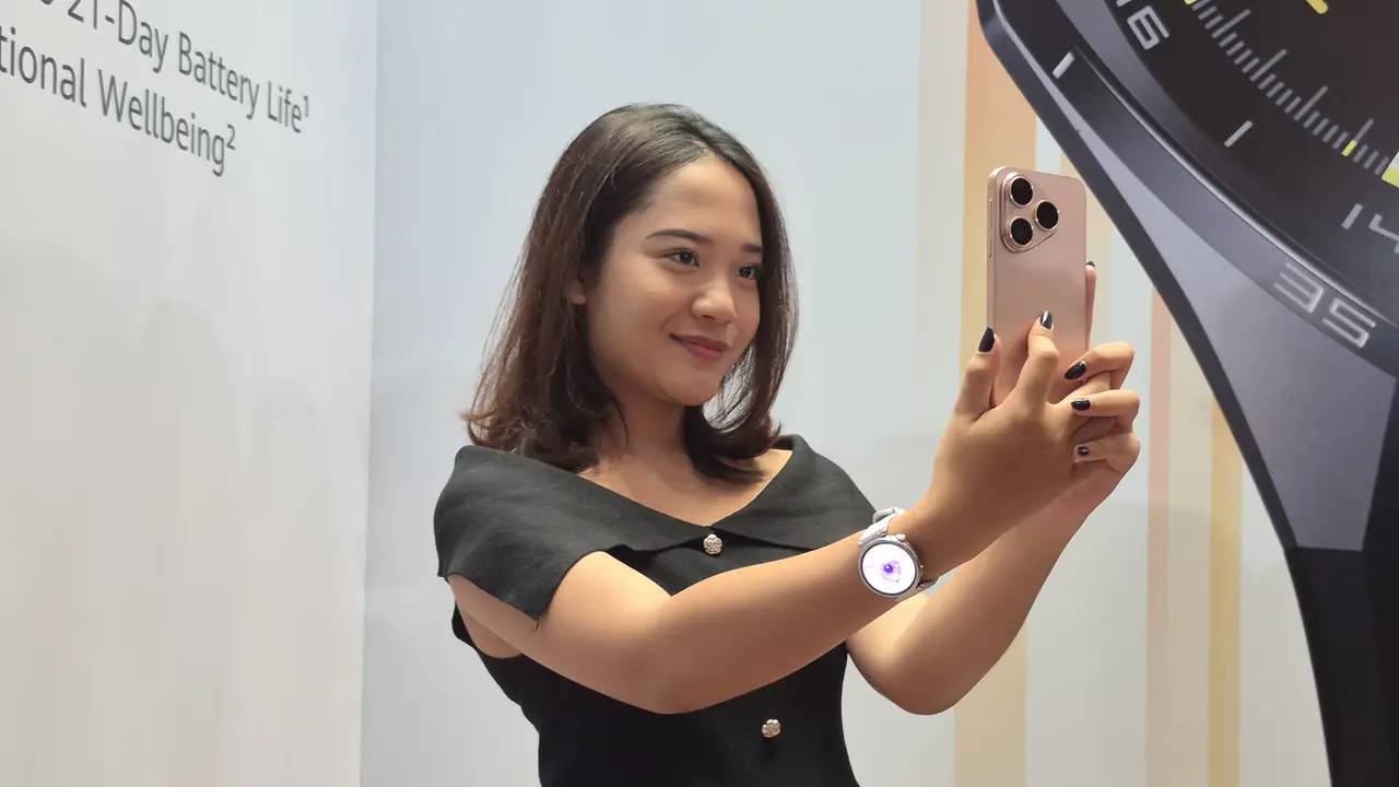 Huawei Watch GT 6 Purple bersama Pura 80 saat acara peluncuran Huawei Watch GT 6 Series, Kamis (9/10.2025) di Jakarta.