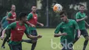 Gelandang Timnas Indonesia U-22, Miftahul Hamdi, membuang bola dari kejaran Saddil Ramdani. Dalam latihan ini pelatih asal Spanyol tersebut terus berupaya mengasah kerja sama dari Garuda Muda. (Bola.com/Vitalis Yogi Trisna)