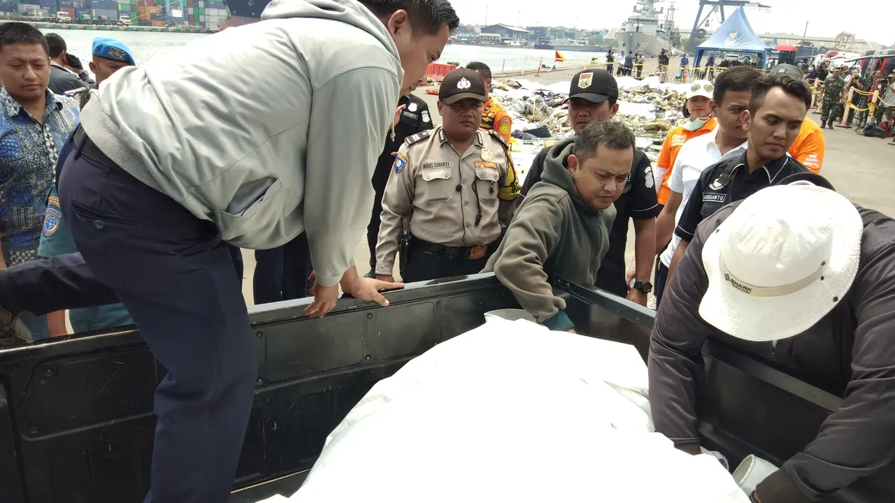 KNKT memindahkan barang-barang bagian dari pesawat Lion Air JT 610 ke tempat yang aman