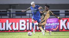 Pemain Persib Bandung, Ciro Alves (kiri) berebut bola dengan pemain Dewa United, Altariq Ballah pada laga lanjutan pekan ke-3 BRI Liga 1 2023/2024 antara Persib Bandung melawan Dewa United FC di Stadion Gelora Bandung Lautan Api (GBLA), Bandung, Jumat (14/07/2023). (Bola.com/Bagaskara Lazuardi)