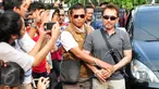 Ketua Umum Persatuan Artis Film Indonesia (PARFI) Gatot Brajamusti alias Aa Gatot dikawal petugas saat tiba di rumahnya di kawasan Pondok Pinang, Jakarta, Kamis (1/9). (Liputan6.com/Yoppy Renato)