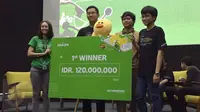 Juara Go-Hackathon berpose bersama Monica Oundang, HR Director Go-Jek Indonesia. Liputan6.com/ Jeko Iqbal Reza