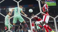  Striker tim nasional Swiss, Breel Embolo, saat menanduk bola yang berujung gol ke gawang Portugal, pada laga Kualifikasi Piala Dunia 2018, di Basel, Selasa atau Rabu (7/9/2016) dini hari WIB. (AFP/Fabrice Coffrini). 