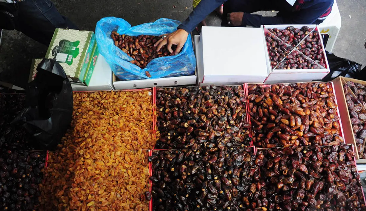 Beragam jenis kurma dijual para pedagang antara lain kurma mesir, kurma madinah, kurma mejol, kurma tangkai atau palm hingga kurma nabi atau kurma ajwa, Jakarta, Kamis (26/6/14). (Liputan6.com/Faizal Fanani) 
