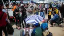 Wisatawan yang akan berlibur menunggu kedatangan kapal di Pelabuhan Kali Adem, Muara Angke, Jakarta, Sabtu (8/6/2019). Beberapa pulau di wilayah Kepulauan Seribu menjadi pilihan favorit banyak warga Ibu Kota dan sekitarnya yang memanfaatkan momen liburan Lebaran. (Liputan6.com/Faizal Fanani)